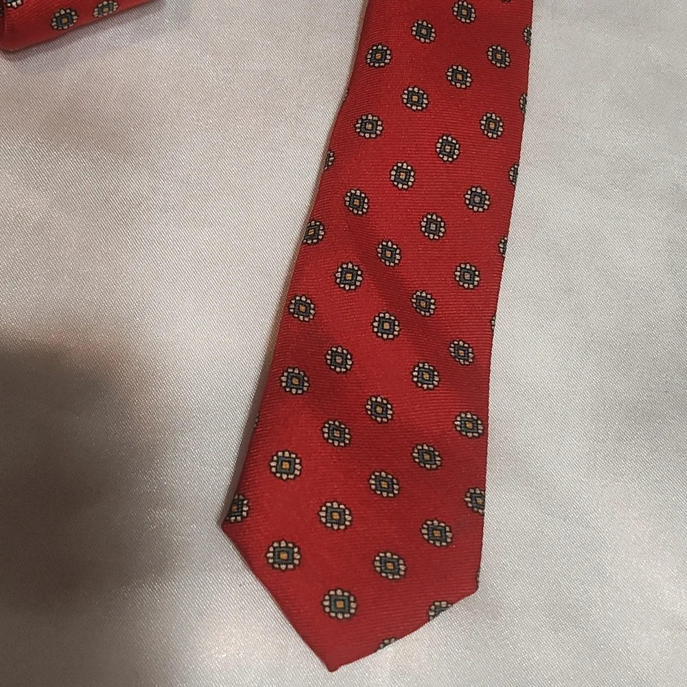 Classic Red Floral Men's Tie. All silk. - Picture 5 of 6